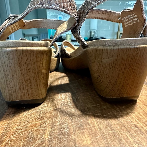 Dansko 40 sandals. Brown snakeskin. - Picture 3 of 6